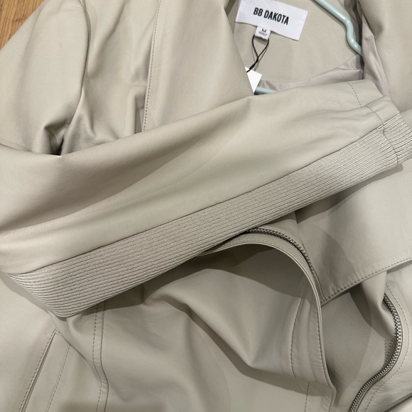 Women’s Leather Jacket - Picture 5 of 12